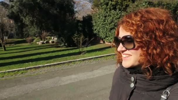 Wandelen vrouw in het park — Stockvideo