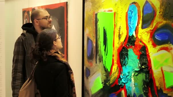 Jóvenes caucásicos en una galería de arte mirando pinturas- Diciembre 2014, Roma, Italia — Vídeos de Stock