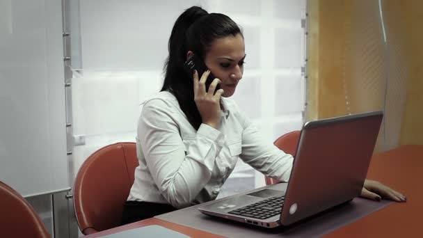 Mulher de negócios com notebook — Vídeo de Stock