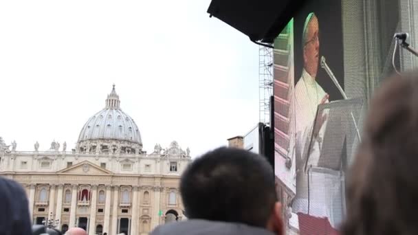 Peregrinos en la plaza de San Pedro durante el primer Ángelus del Papa Francisco — Vídeos de Stock