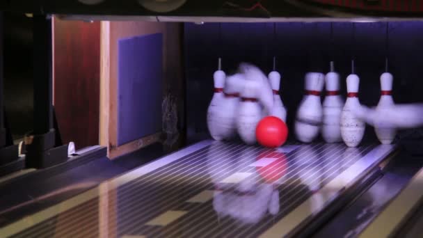 Utsikt över ett bowlingklot slår pins — Stockvideo