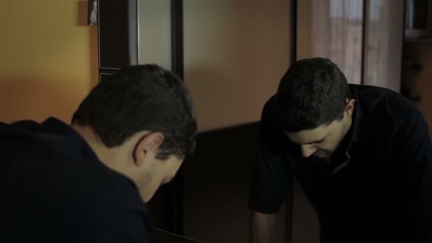 L'homme en colère regarde dans le miroir en criant 