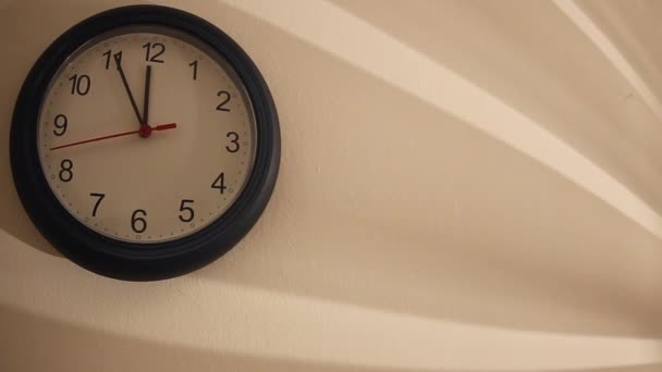 Часы на белой стене — стоковое видео