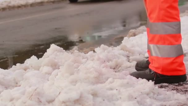 Homem pás neve da calçada — Vídeo de Stock