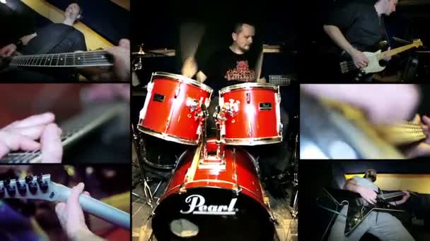 Dois guitarristas, baterista e baixista juntos tocando heavy metal — Vídeo de Stock