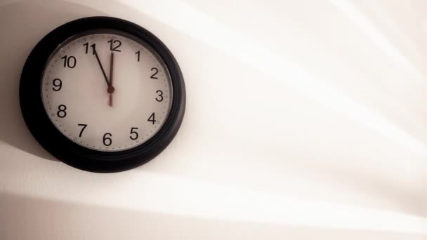 Horloge sur le mur blanc