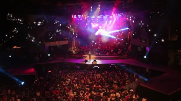 Das Konzert, die Bühnenbeleuchtung und die tanzende Menge — Stockvideo