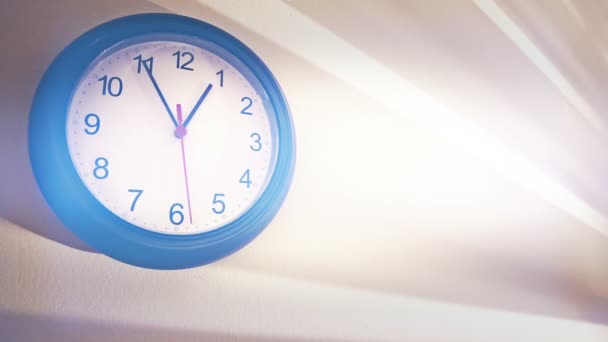 Horloge sur le mur blanc — Video