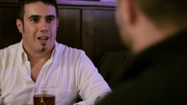 Dois homens a beber cerveja — Vídeo de Stock