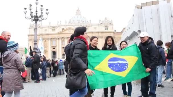 La folla in Piazza San Pietro — Video Stock