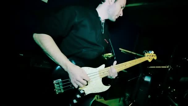 Męskich rąk gra na elektrycznej gitarze basowej — Wideo stockowe