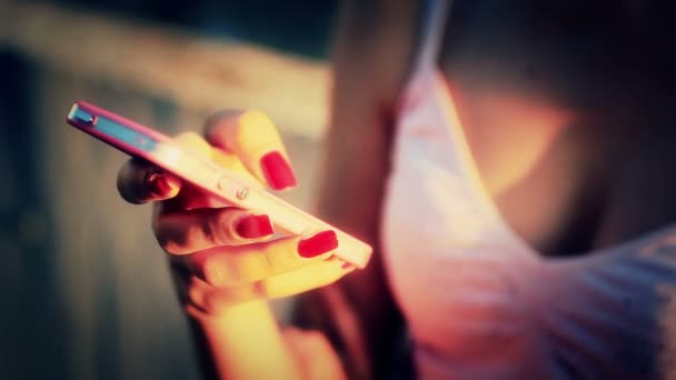 Gadis muda menggunakan smartphone — Stok Video