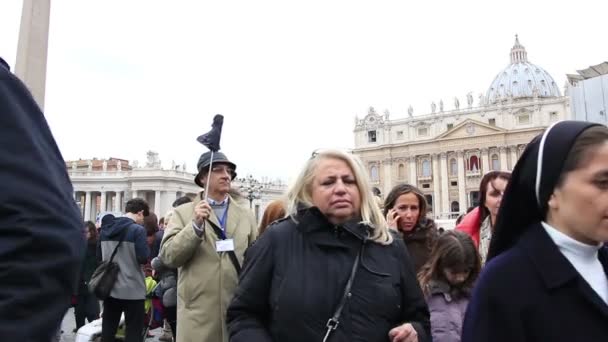 La folla in Piazza San Pietro — Video Stock