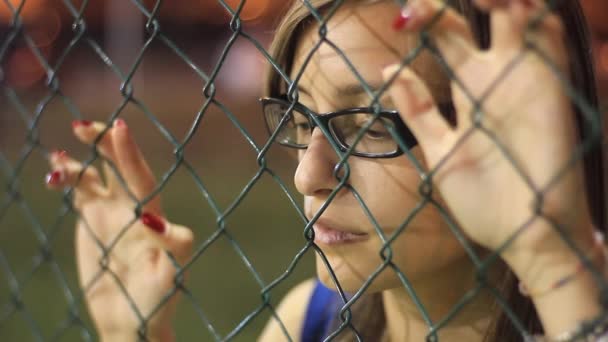 Triste fille dans les lunettes 