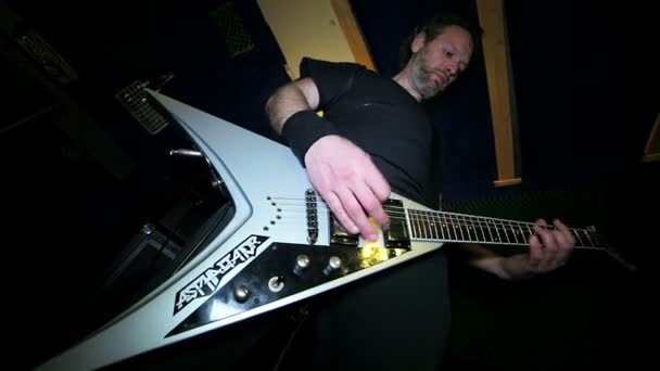 Хард-рок-гитарист, играющий на электрогитаре в студии — стоковое видео