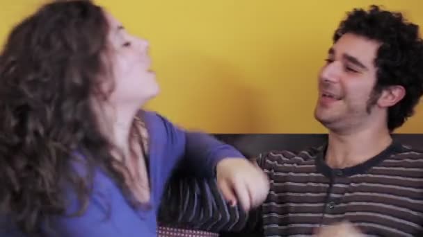 Yatakta eğleniyor ortakları: aşk, çift evde iyi vakit geçiriyor — Stok video
