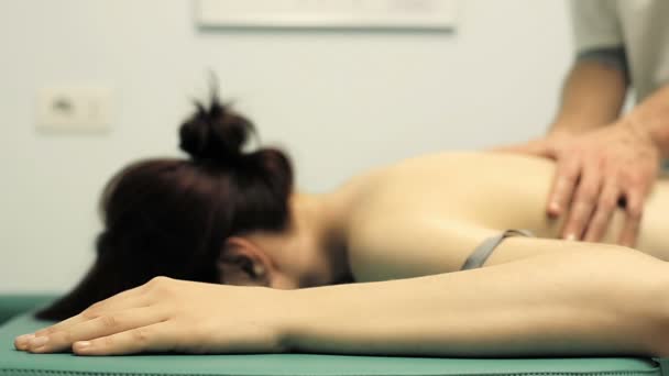 Giovane ragazza massaggio, particolare sulle spalle e sul collo. Fisioterapia — Video Stock