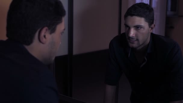 L'homme en colère regarde dans le miroir en criant 