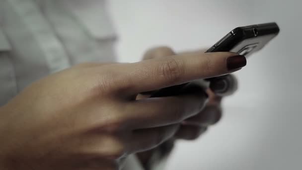 Geschäftsfrau verschickt SMS — Stockvideo