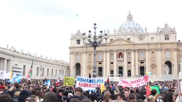 La folla in Piazza San Pietro — Video Stock