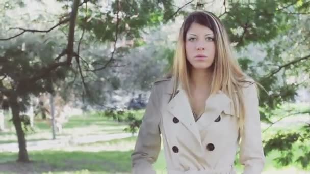 Mujer caminando en el parque de otoño — Vídeos de Stock