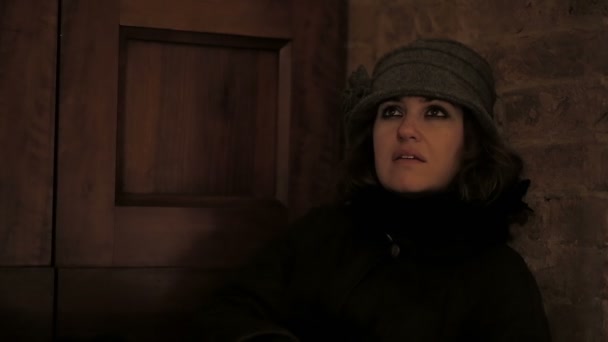 Задумлива жінка з капелюхом — стокове відео