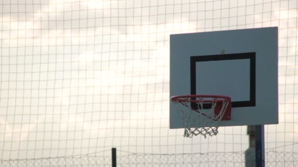 Basketball geht durchs Netz — Stockvideo