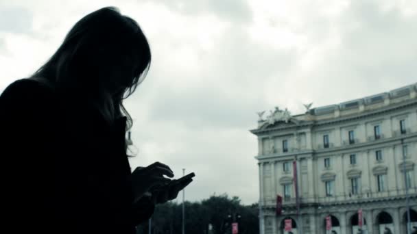 Güzel kadın manifatura üstünde hareket eden telefon — Stok video