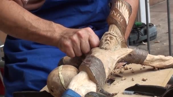 Escultor trabajando en una estatua de madera — Vídeos de Stock