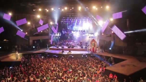 Gran multitud de personas bailando durante un concierto-1 maggio concierto Roma Italia, mayo, 2015 — Vídeos de Stock