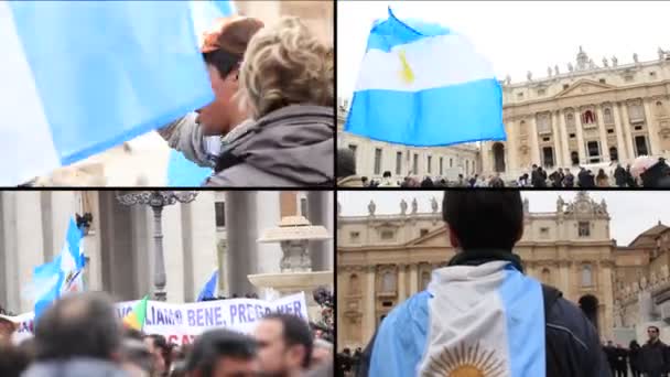 Peregrinos en la plaza de San Pedro durante el primer Ángelus del Papa Francisco — Vídeos de Stock