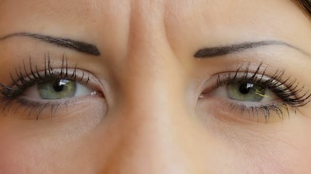 Close-up dos olhos da mulher: menina, fofa, olhar, luz, bonita — Vídeo de Stock