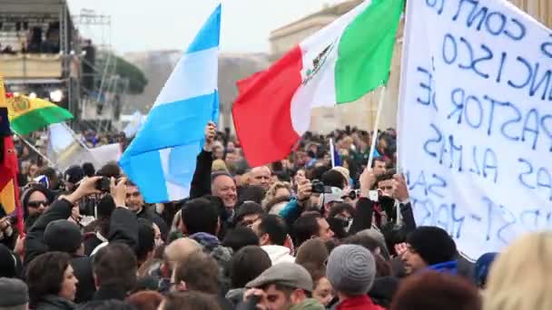 Pellegrini in piazza San Pietro durante il primo Angelus di Papa Francesco — Video Stock