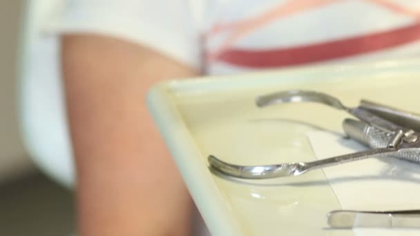 Dentista trabalhando nos dentes do paciente — Vídeo de Stock