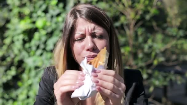 Жінка їсть хот-дог — стокове відео