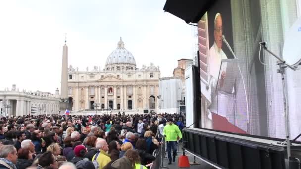 Roma, Italia, 16 de noviembre de 2014 - Peregrinos en la plaza de San Pedro — Vídeos de Stock