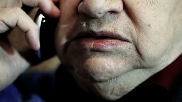 Senior kvinna att ringa samtal med hennes smartphone hemma — Stockvideo