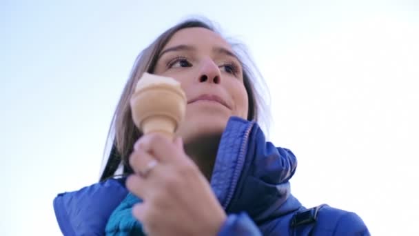 アイスクリームを食べる女性 — ストック動画