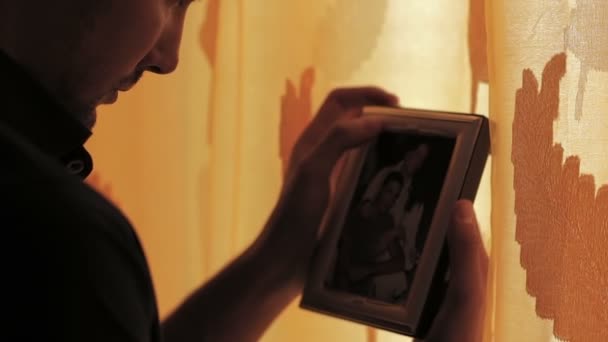 1,439 Stare up 스톡 비디오, 로열티-프리 Stare up 푸티지 | DepositPhotos®