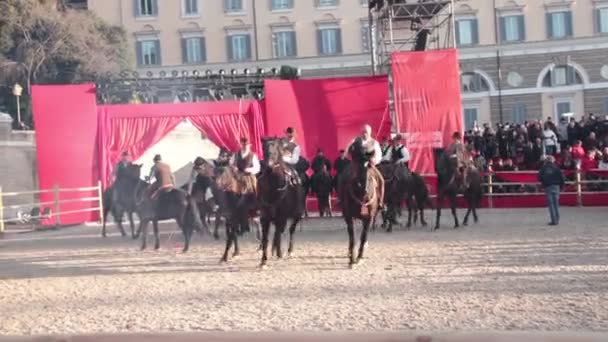 Római Carnival Kolosszeum közelében — Stock videók