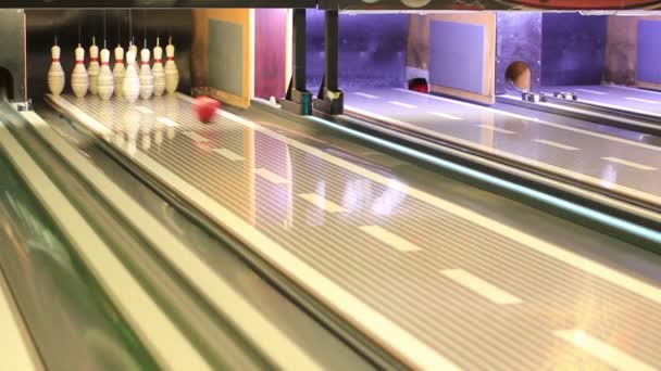 Palla da bowling che colpisce i perni — Video Stock