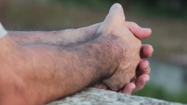 Bonito homem mãos — Vídeo de Stock