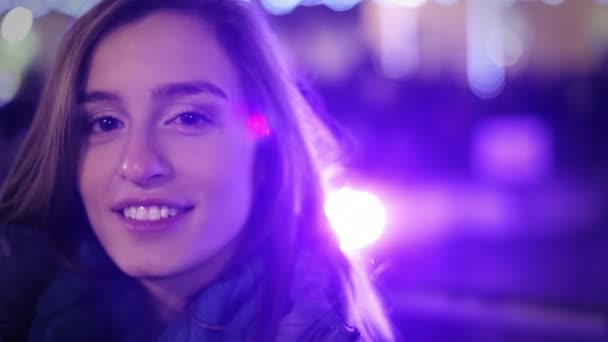 Retrato nocturno de una hermosa joven — Vídeos de Stock