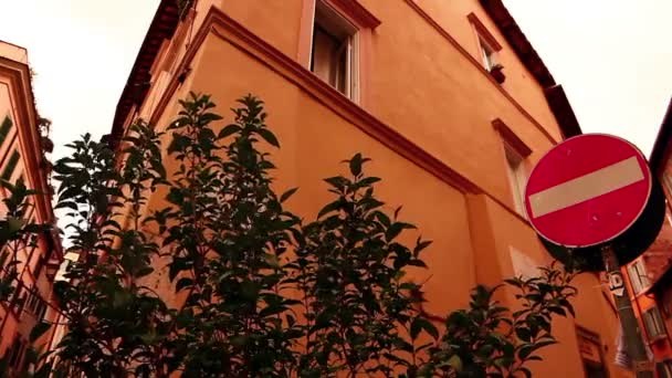 Typische straße in rom, italien. bunte Gebäude - trastevere — Stockvideo