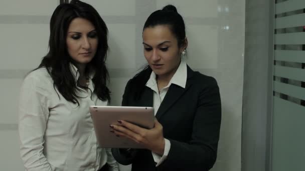 Бізнес-леді пояснює бізнес-плани — стокове відео