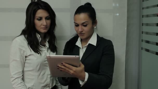 Femme d'affaires expliquant les plans d'entreprise — Video