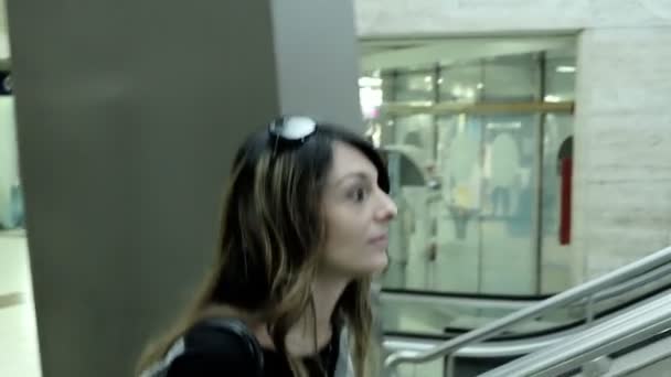 Жінка ходить всередині торгового центру — стокове відео