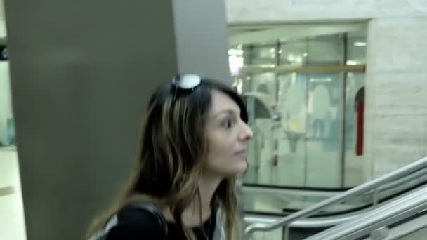 Donna a piedi all'interno del centro commerciale — Video Stock