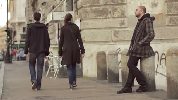 Homme déprimé debout dans la rue — Video