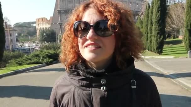 Donna che cammina nel parco — Video Stock